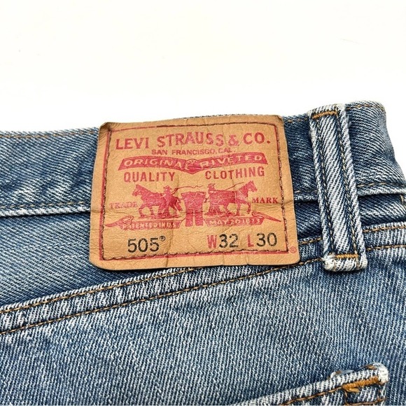 Levi’s Custom Distressed Cotton Cut Off Denim Jean Shorts, Size Medium - Picture 8 of 11